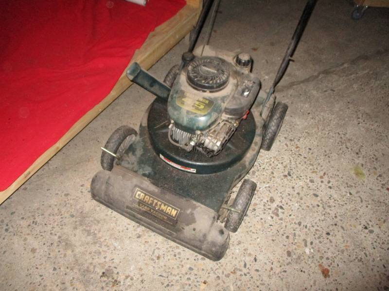 lot 40 image: Craftsman chipper (not tested or complete)