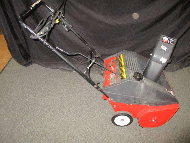 lot 51 image: MTD Snowthrower 4.5HP 21in  Electric Start