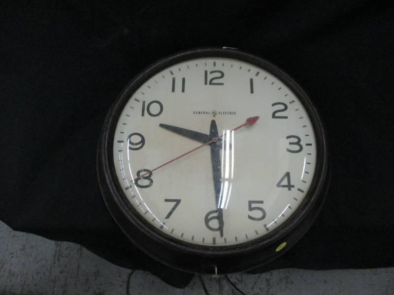 lot 58 image: General Electric School Clock