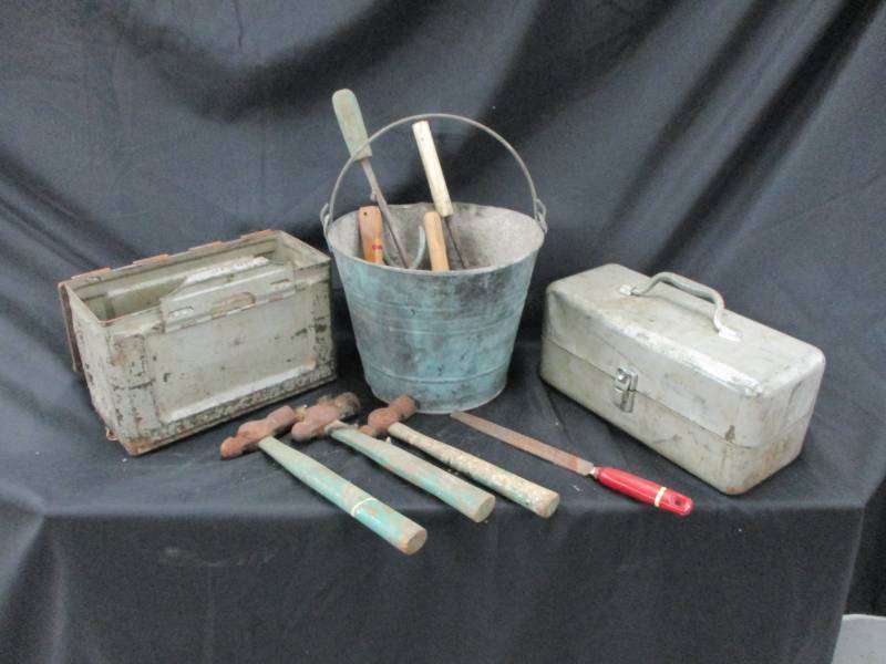 lot 72 image: Tools, Toolbox, wood chisels, army box