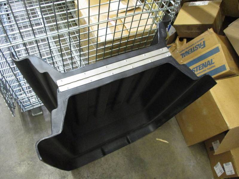Rubbermaid Trash cart lid