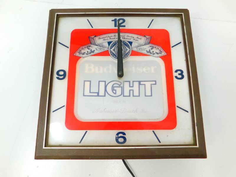 lot 4 image: Vintage Budweiser Label 1983 LIGHT BEER BAR CLOCK SIGN