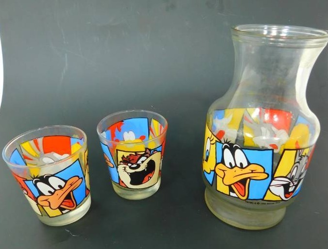 lot 19 image: Vintage Looney Tunes Cartoon Character Pitcher & Two Glasses