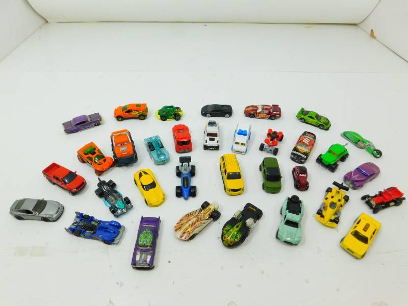 lot 31 image: Thirty-Three Mostly Matchbox & Hotwheel Vehicles