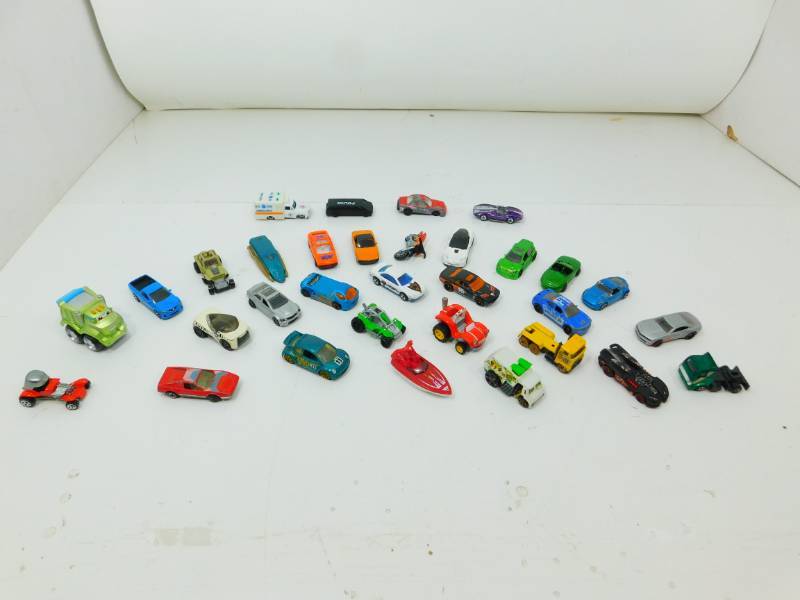 lot 32 image: Thirty-Two Mostly Matchbox & Hotwheel Vehicles
