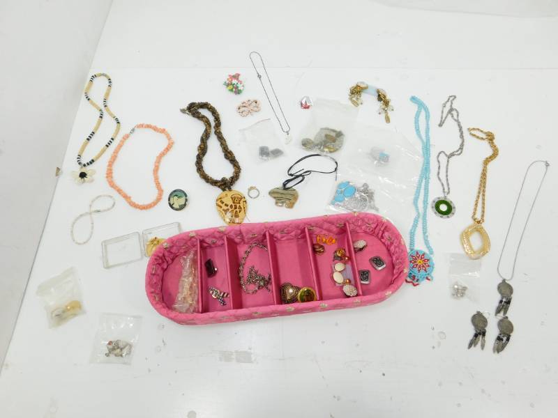 lot 40 image: Jewelry