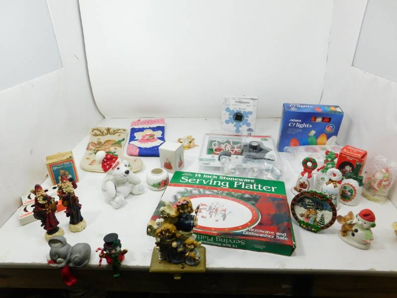 lot 52 image: Vintage Christmas Items