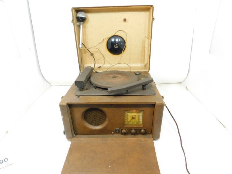 lot 90 image: Antique Federal AM Radio, Turntable, Microphone For Recording Voice In Case