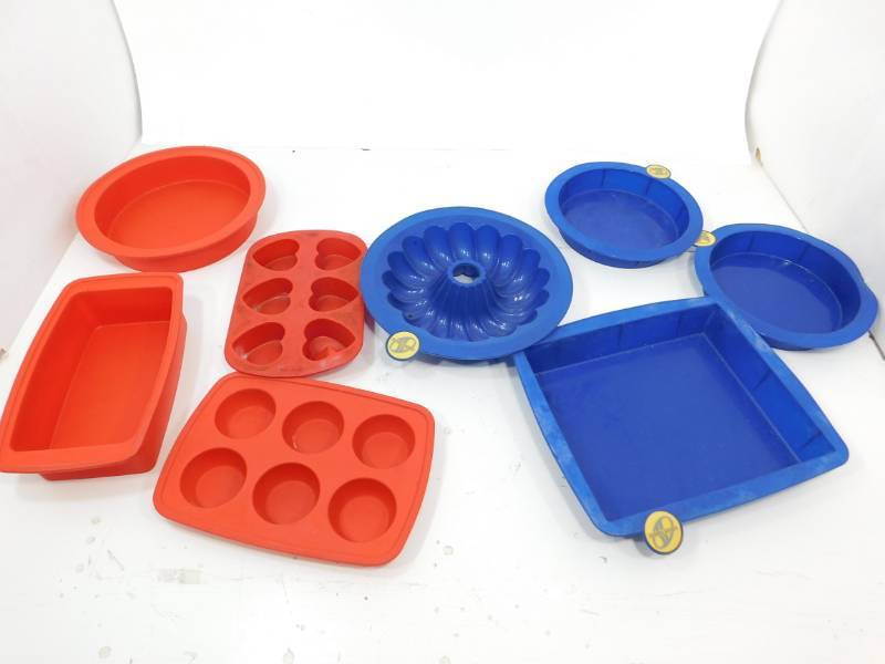 lot 118 image: Smartware 4-pc Nonstick Flexible Silicone Bakeware (Blue) & Martha Stewart 4-pc Silicone Molds (Red)