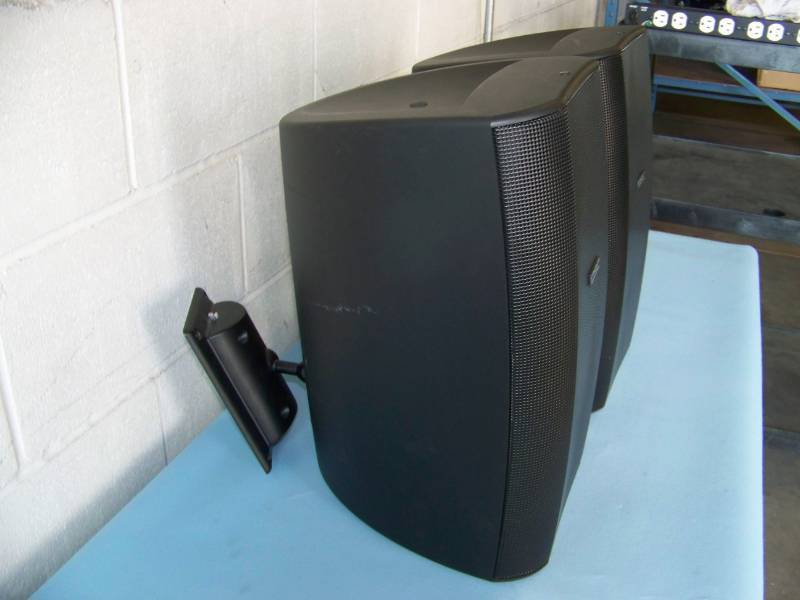 lot 19 image: (2) QSC, 8, AcousticDesign, 2-Way, Full Range Speakers  Loudspeakers with Mounting Brackets