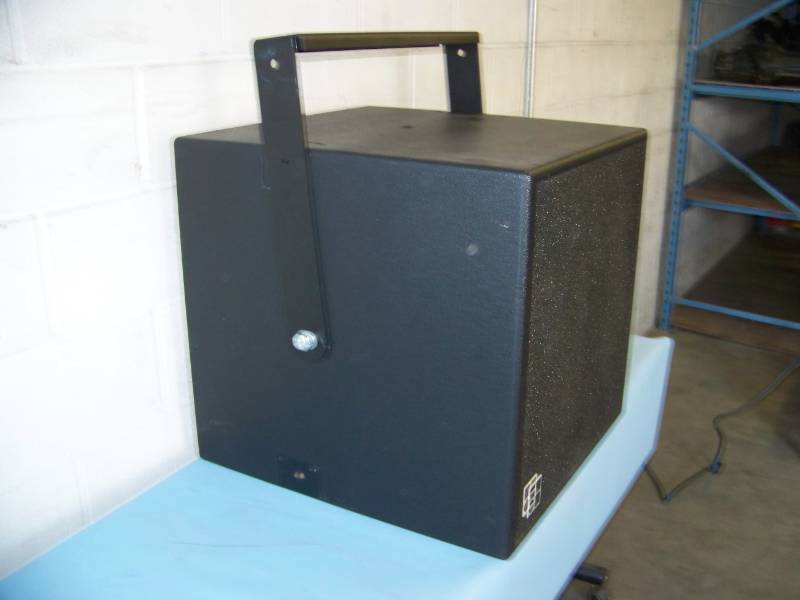 lot 4 image: d&b audiotechnik, Professional, Large Venue Speaker  Loudspeaker with Mounting Bracket