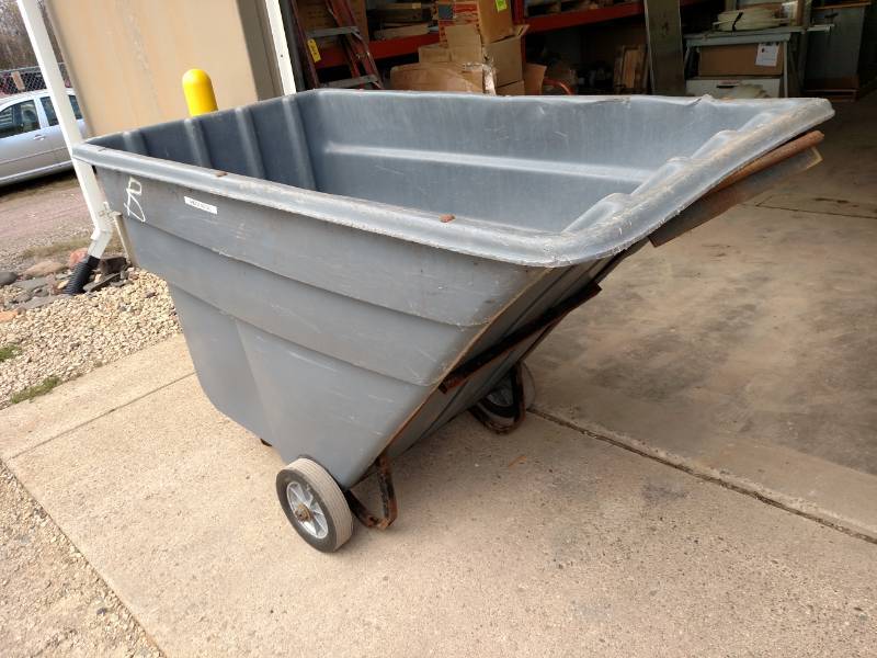 lot 40 image: Rubbermaid Trash Cart...