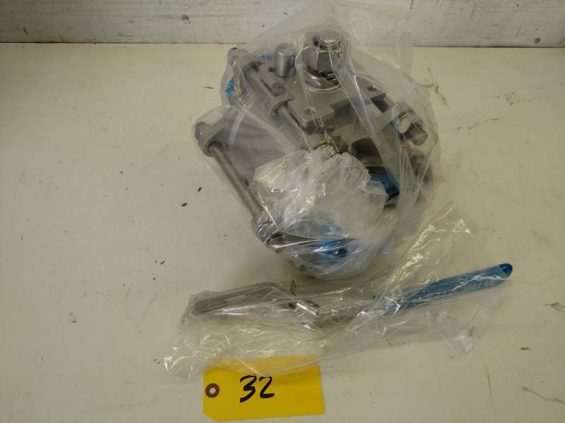 lot 32 image: (4) 4 Stainless Steel Ball Valves,...
