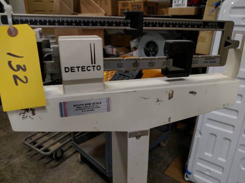 lot 132 image: Detecto Doctors Scale, 350 lb. Capa...