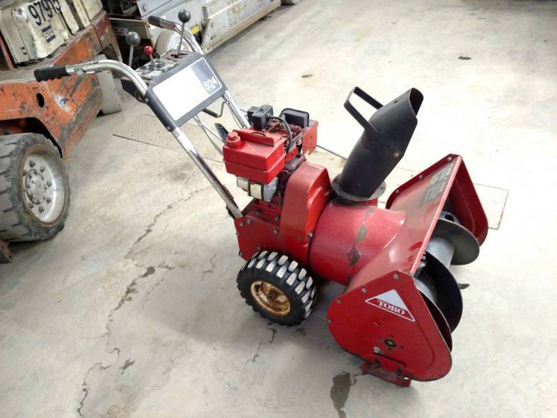 lot 148 image: Toro 524 Snow Blower