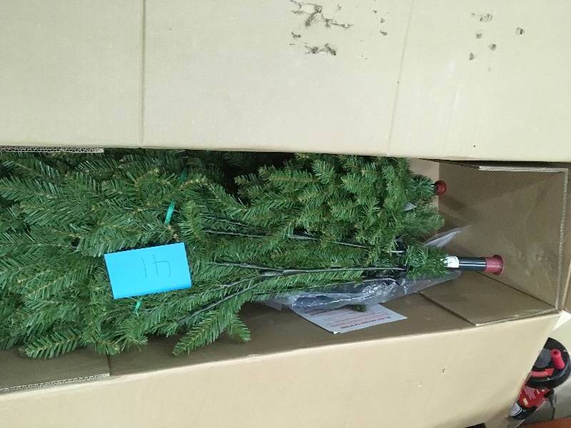 lot 41 image: National Tree Company Holiday Ornaments & Decor 7.5 ft. Dunhill Fir Hinged Artif Not used