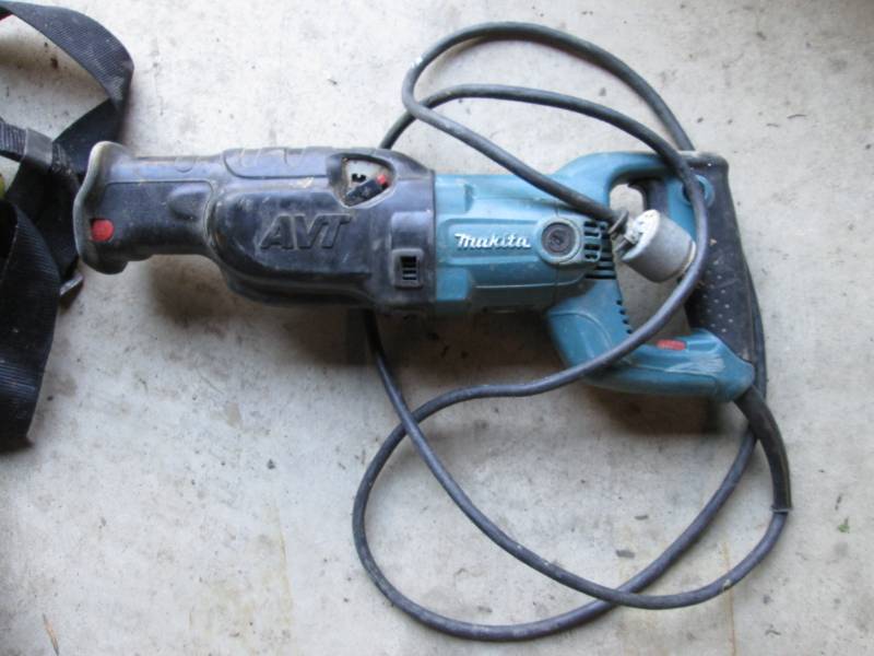 Makita saw...