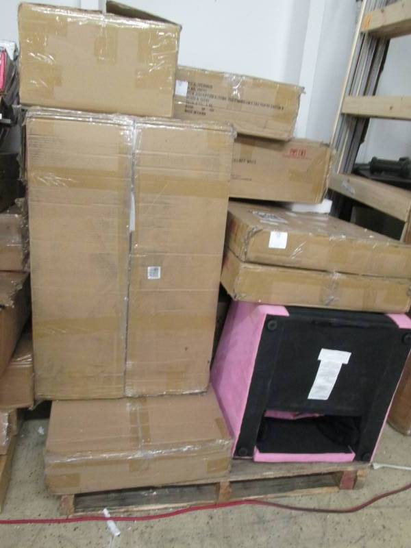 lot 118 image: Pallet of Furniture Damaged or Mis...