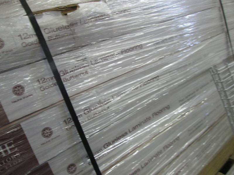 lot 149 image: 12 Cases Home Decorators Collection...