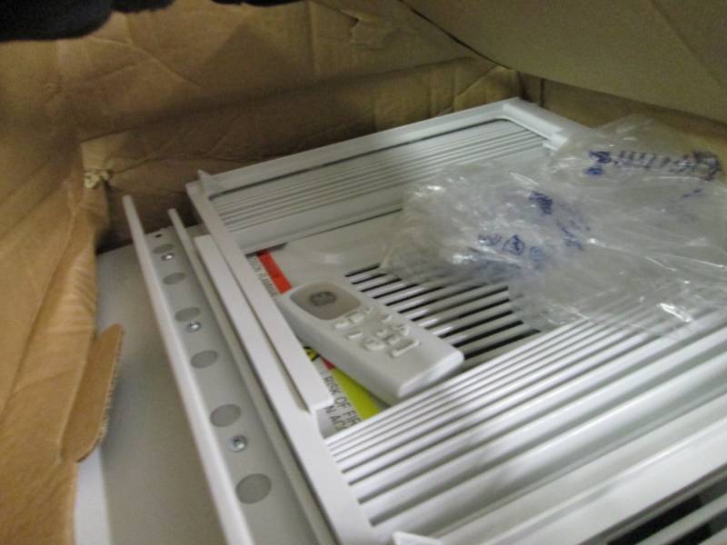 lot 246 image: GE 115 Volt Electronic Room Air C...