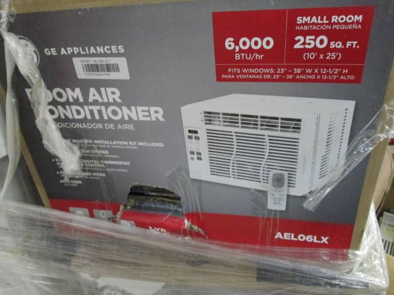 lot 247 image: GE 115 Volt Electronic Room Air C...