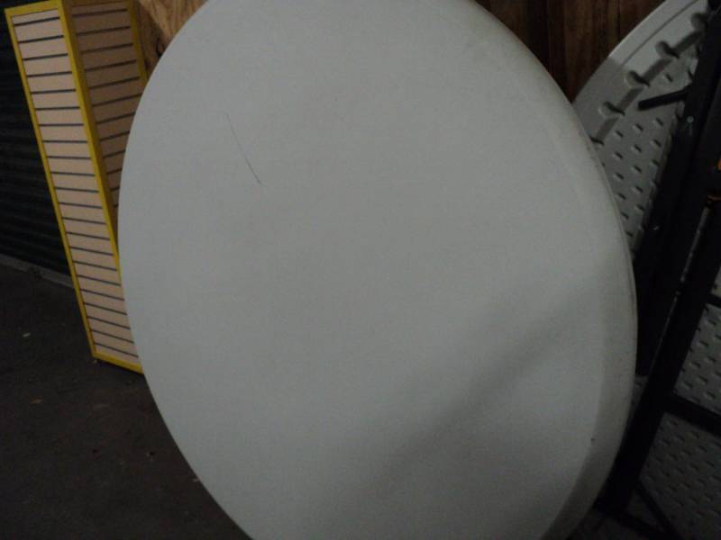 round collaspible table 5 ft diamet...