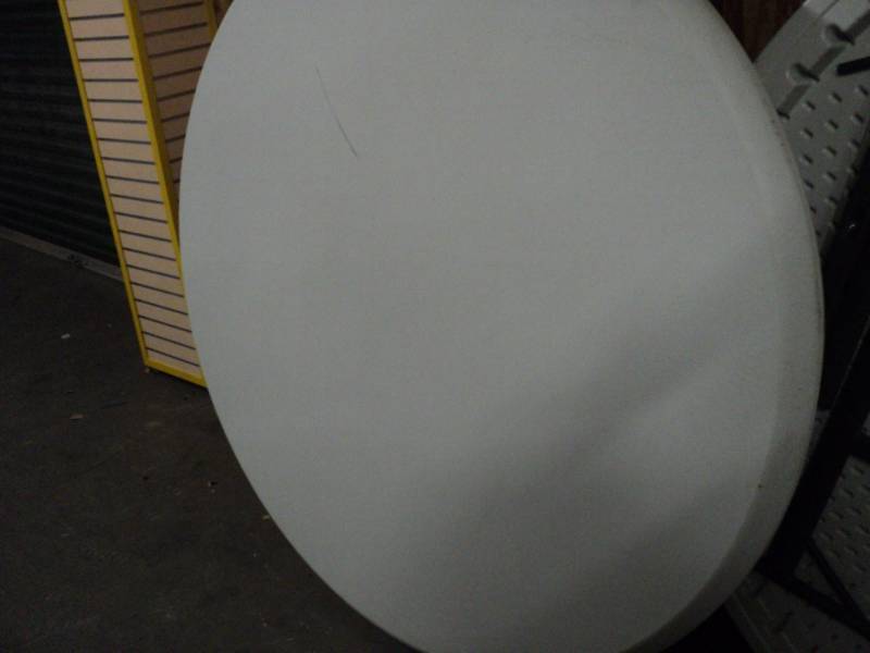 round collaspible table 5 ft diamet...