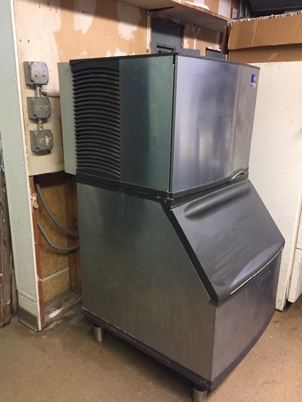 lot 1 image: Manitowoc Ice Maker