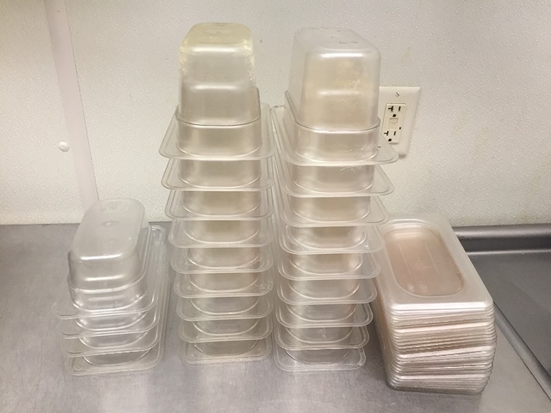 lot 107 image: Cambro 19 Food Containers with Covers