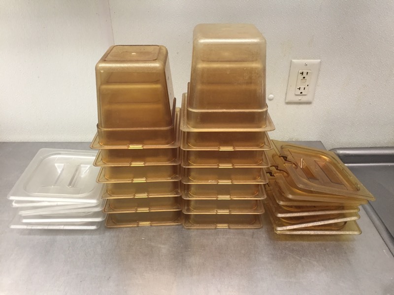 lot 109 image: Cambro 16 Food Containers with Covers