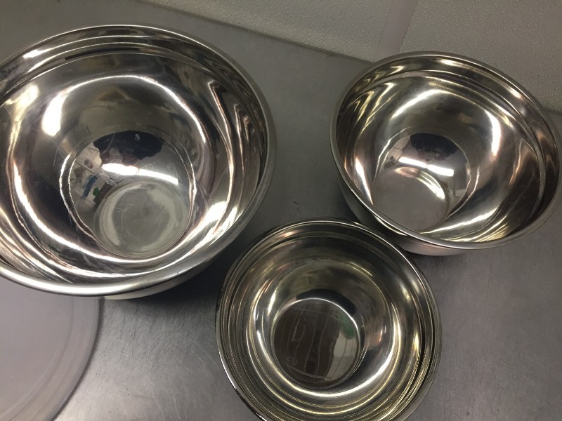 lot 123 image: Mixing Bowls