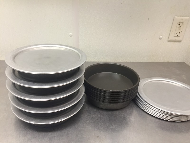 lot 136 image: 12 - 7 Pizza Pans with Covers