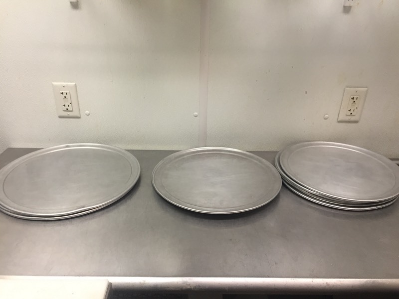 lot 146 image: Metal Pizza Trays