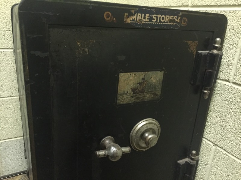 lot 150 image: Vintage Safe