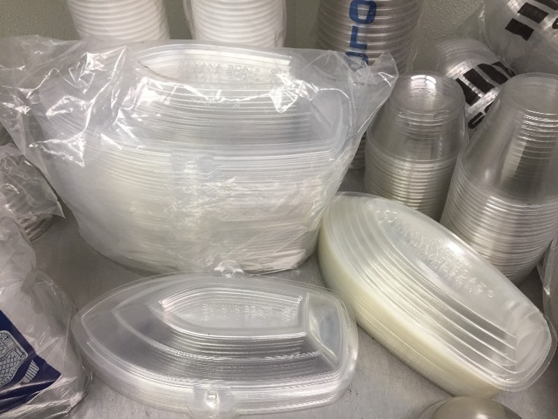 lot 172 image: Cups, Lids, Banana Boats, Nacho Trays