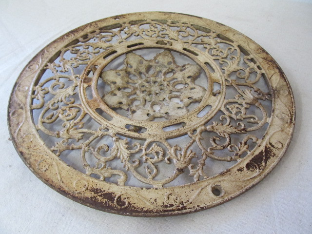 lot 143 image: Antique Round Cast Iron Floor Grate