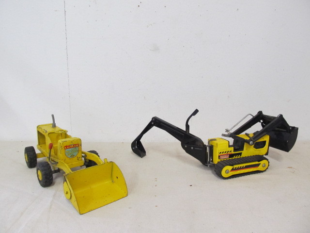 lot 148 image: Pair of Vintage TONKA Metal Construction Vehicles