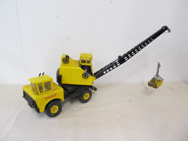 lot 149 image: LARGE Metal Tonka Crane Truck