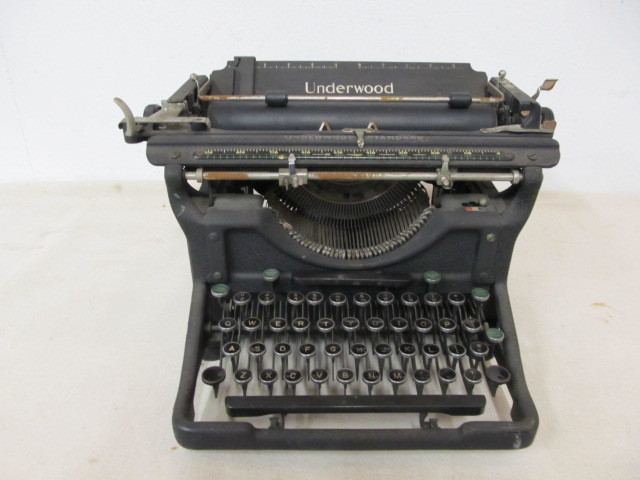 lot 24 image: Antique Underwood Typewriter