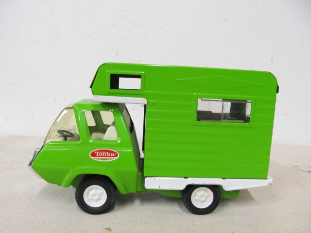 lot 25 image: Near Mint Vintage Lime Green TONKA Camper