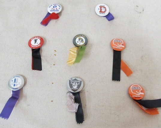 lot 30 image: Group of Vintage 1960s-70s NFL Team Buttons