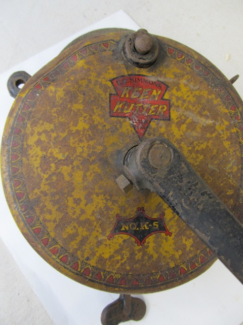 lot 164 image: Antique KEEN KUTTER No. K-5 Bench Mounted Hand Grinder