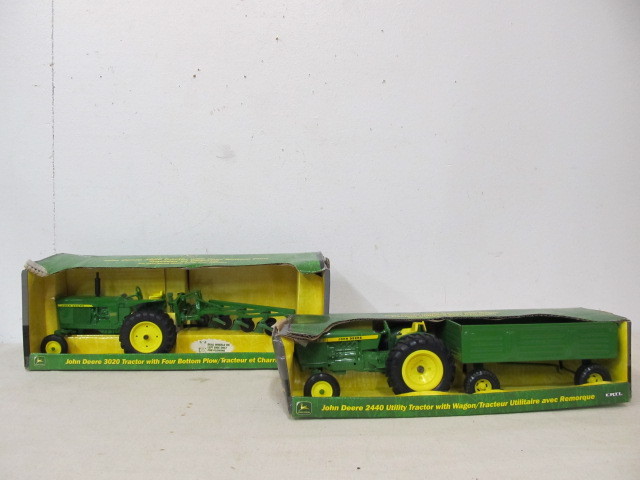 lot 45 image: Pair of NIB Diecast JOHN DEERE Tractors wTrailers 