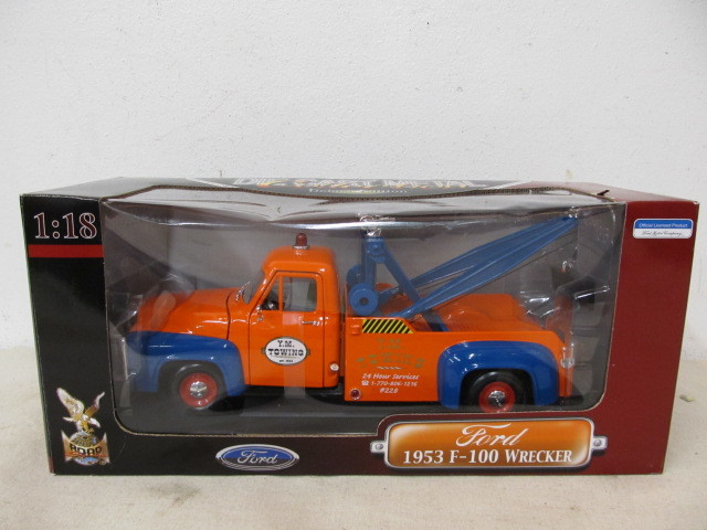 lot 47 image: Large NIB Diecast Ford Wrecker Truck