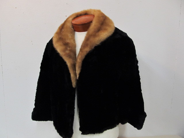 lot 49 image: Vintage ALBRECHTS Genuine 12 Length 2-Tone Fur Coat