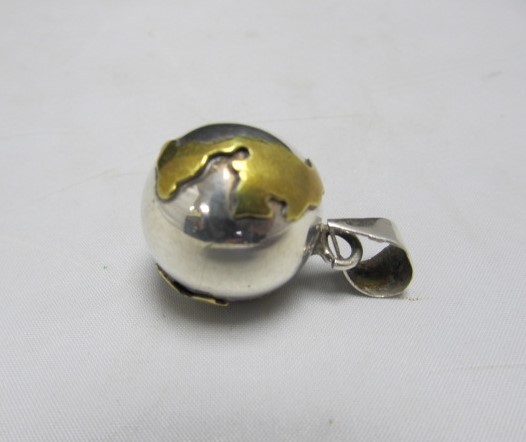 lot 176 image: Vintage Sterling Silver World Globe Pendant