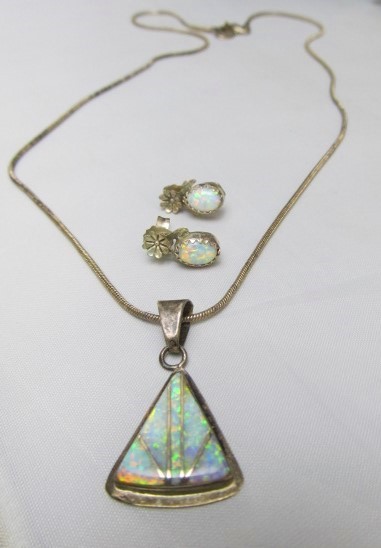 lot 180 image: Signed Vintage Inlaid Sterling Silver Opal Pendant Necklace & Earrings