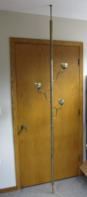 lot 131 image: Working Vintage Tension Pole Lamp