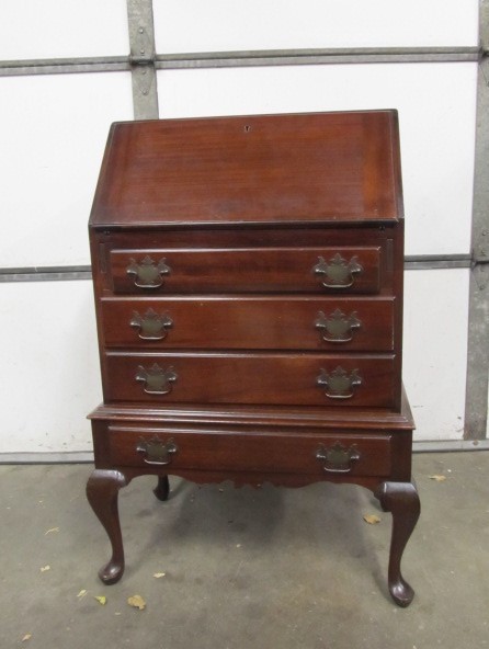 lot 82 image: Beautiful old Vintage Small Size Queen Anne Writing Desk