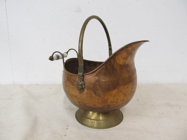 lot 91 image: Vintage Copper & Ceramic Handled Scuttle Pot 